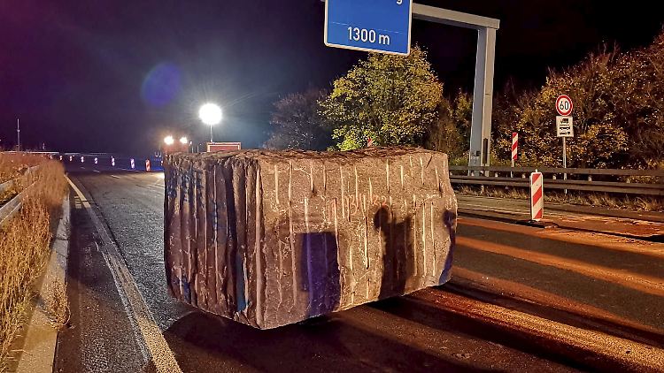 70 Meter rutscht der Granitblock über die Autobahn.