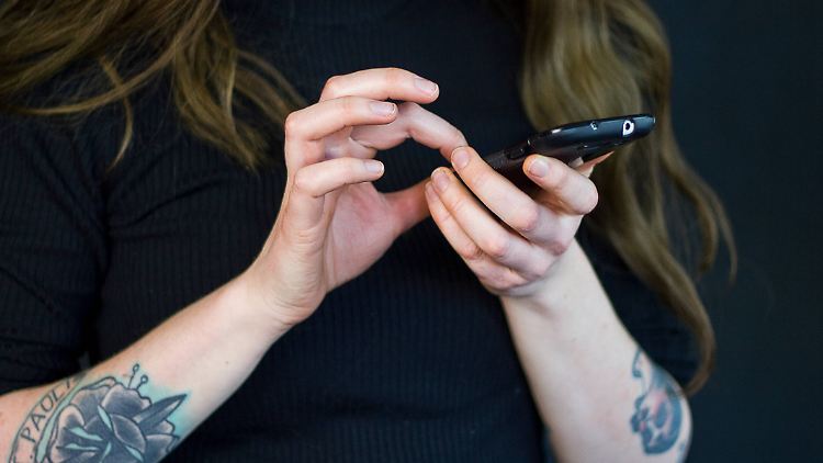 Durchschnittlich schauen User 75 Mal am Tag auf ihr Smartphone. Aber ab wann wird es ungesund?