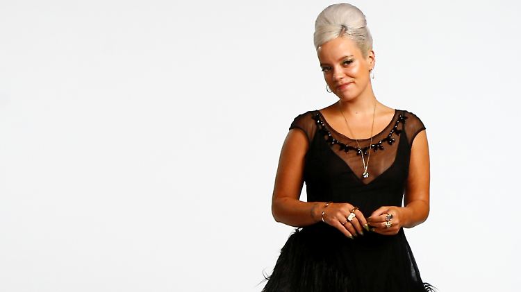 Welche Neuigkeiten sie ereilt haben, verrät sie nicht: Lily Allen.