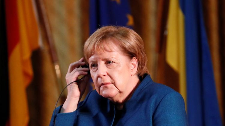 Studenten befragen Merkel auch zu ihrem angekündigten Rücktritt.