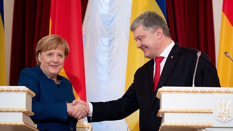 Derzeit gehe es bei der Umsetzung der Minsker Vereinbarungen "nur - wenn überhaupt - millimeterweise" voran, kritisierte Merkel.