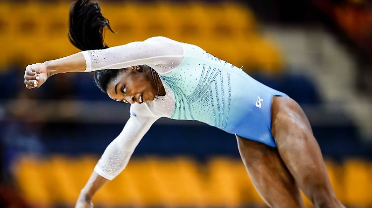 Beim Weltchampionat setzte sich Biles mit 57,491 Punkten vor der Japanerin  Murakami und Titelverteidigerin Hurd durch. 