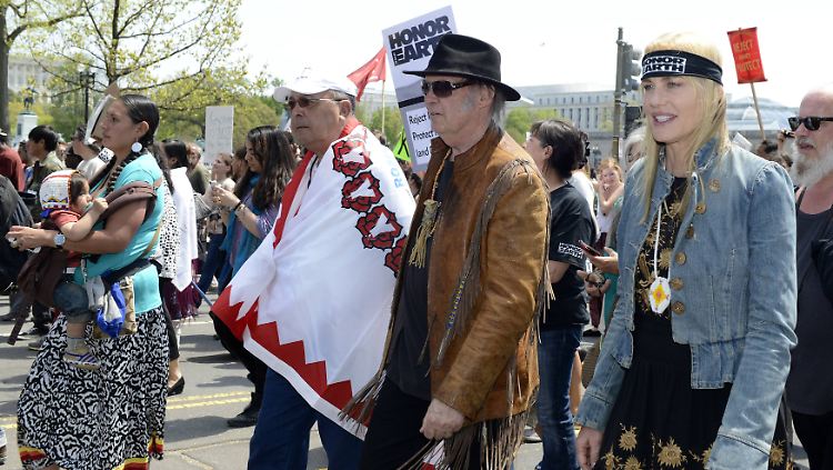 Gerüchte gab es schon länger - nun ist es offiziell: Daryl Hannah und Neil Young (hier beide 2014 bei einer Demonstration) haben geheiratet.