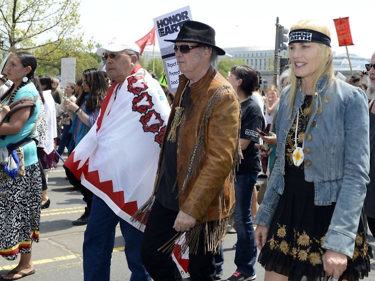 Neil Young und Daryl Hannah 2014 bei einer Demonstration - seit 2018 sind sie verheiratet.