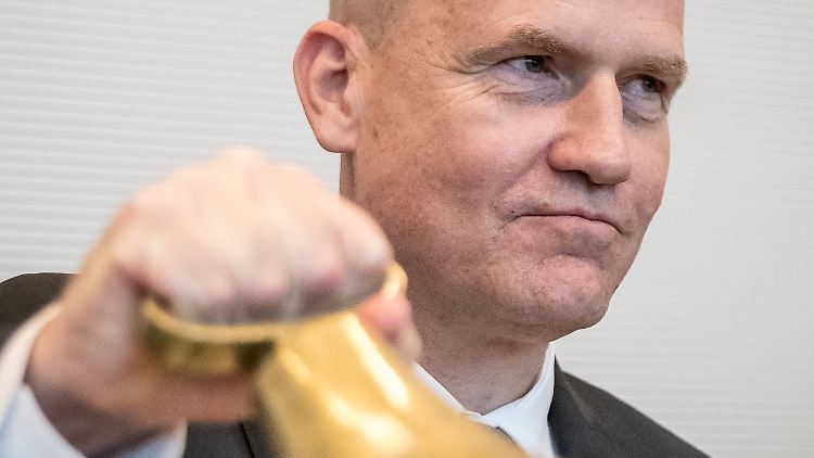 Üblicherweise ist der Parteichef der natürliche Kanzlerkandidat der Union - doch das muss künftig nicht so sein, sagt Fraktionschef Brinkhaus.