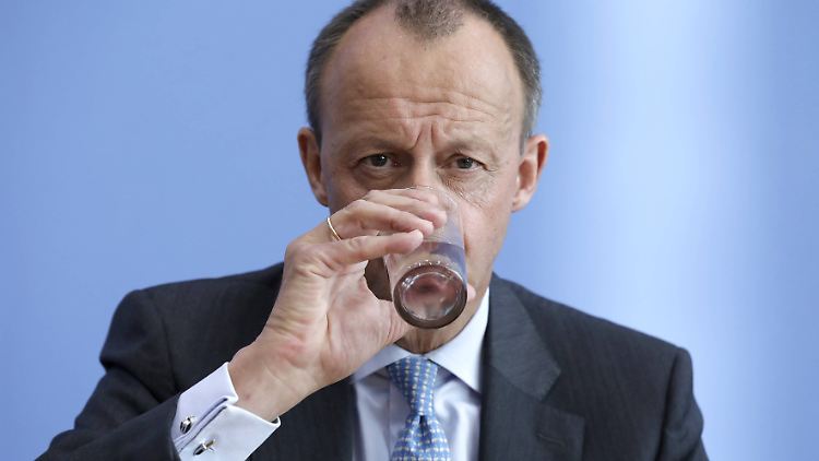 Völlig offen ist, wie ein möglicher CDU-Parteichef Merz mit Angela Merkel als Noch-Kanzlerin umgehen würde.