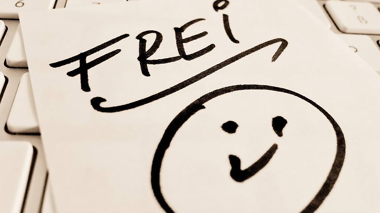 In vielen Unternehmen wälzen die Mitarbeiter schon jetzt ihre Kalender, um die freien Tage im kommenden Jahr gut zu nutzen.