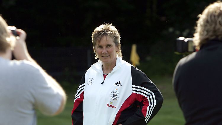 Absolute Erfolgstrainerin: Unter Frauenfußball-Pionierin Tina Theune gewannen die DFB-Frauen drei EM-Titel, Olympia-Bronze und 2003 die WM. (Archivbild 2005)