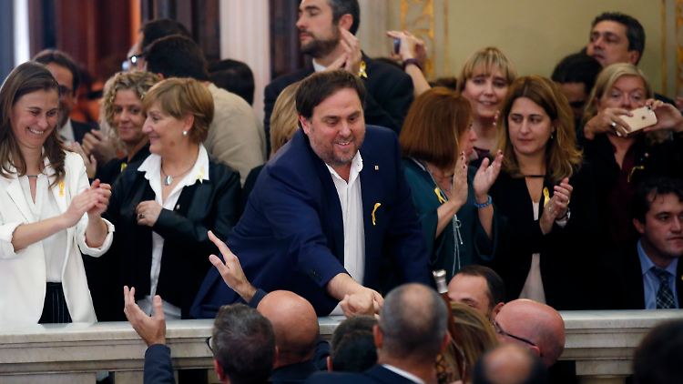 Ex- Vize-Regionalpräsident Oriol Junqueras (M.) nach dem Referendum vor gut einem Jahr. Nun sitzt er in U-Haft.