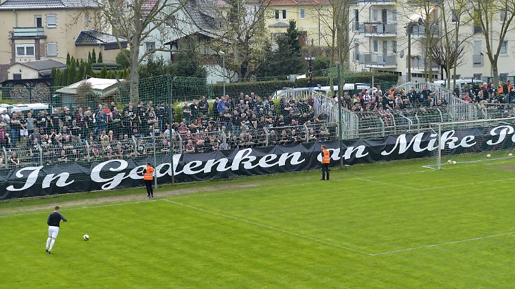 Spruchband der BFC-Fans im Berliner Fanblock beim Regionalligaspiel im April 2018 bei Chemie Leipzig.