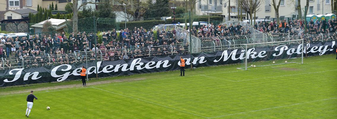 "In Gedenken an Mike Polley!" Spruchband der BFC-Fans im Berliner Fanblock beim Regionalligaspiel im April 2018 bei Chemie Leipzig.