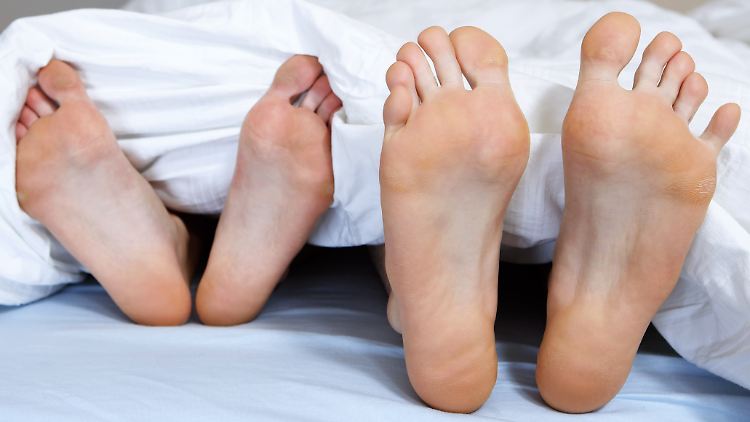 Wenn der Partner in der Nacht zum Feind im Bett wird, sollte das Paar lieber für getrennte Schlafzimmer sorgen.