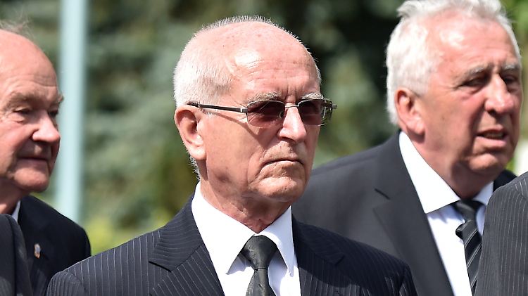 Hoffmann (M.) und Ex-SED-Generalsekretär und Staatsratsvorsitzende der DDR, Egon Krenz (r.), bei der Beerdigung von Hoffmanns Amtsvorgänger Heinz Keßler.