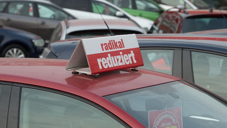 Für manche Modelle müssen Verbraucher laut der Studie weniger als die Hälfte des Listenpreises zahlen - wenn sie ihren alten Diesel in Zahlung geben.