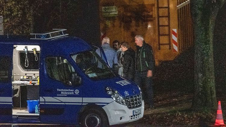Beamte stehen in der Nähe des Fundorts der Leiche.