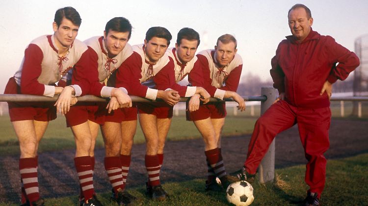Als alles begann: Zwei Jahre nach der Gründung der Fußball-Bundesliga war dann auch der FC Bayern dabei. Von links nach rechts: Rudi Nafziger, Rainer Ohlhauser, Gerd Müller, Dieter Koulmann, Dieter Brenninger und Trainer Tschik Cajkovski.