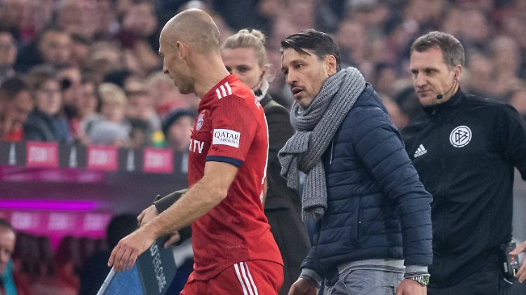 Super Stimmung? Münchens Trainer Niko Kovac hat soeben Arjen Robben gebeten, das Spielfeld zu verlassen.