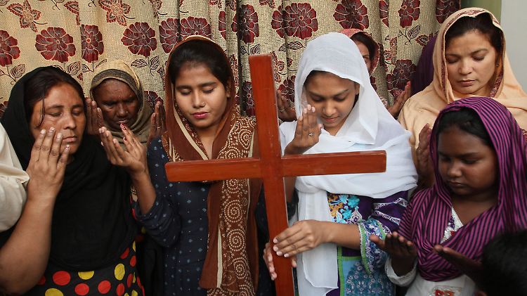 Pakistanische Christinnen beim Gebet für Asia Bibi.