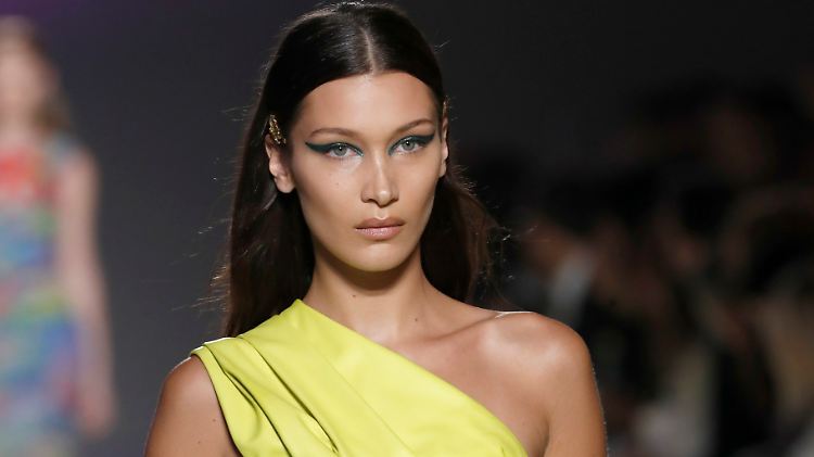 Bella Hadid ist mal mit mehr und mal mit weniger Klamotten auf dem Laufsteg unterwegs.