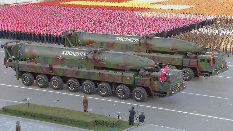 Nordkoreanische Langstrecken-Raketen auf einer Militärparade im Jahr 2015.