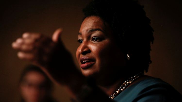 In den Umfragen steht Stacey Abrams in etwa gleichauf mit ihrem republikanischen Konkurrenten.