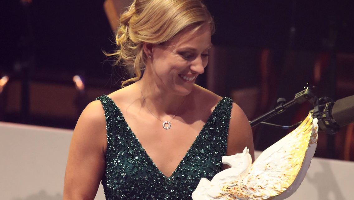 Angelique Kerber erhält den PEGASOS-Preis.