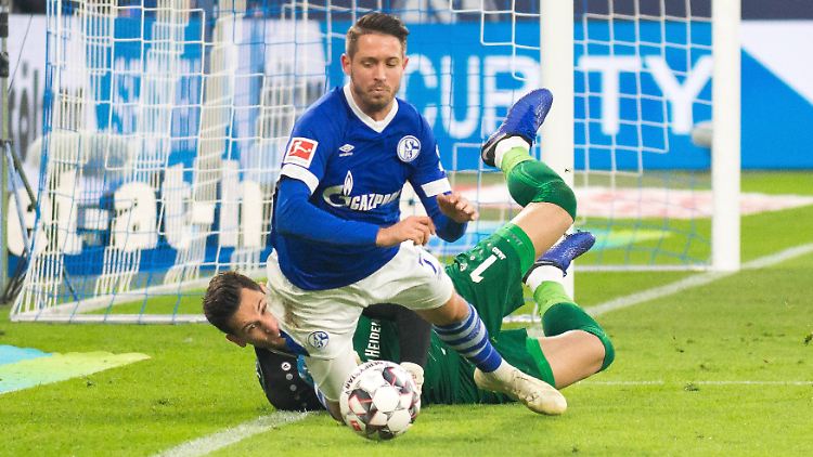 Elfmeter? Mark Uth bekommt ihn nach einem umstrittenen Foul von Hannovers Torhüter Philipp Tschauner zugesprochen.