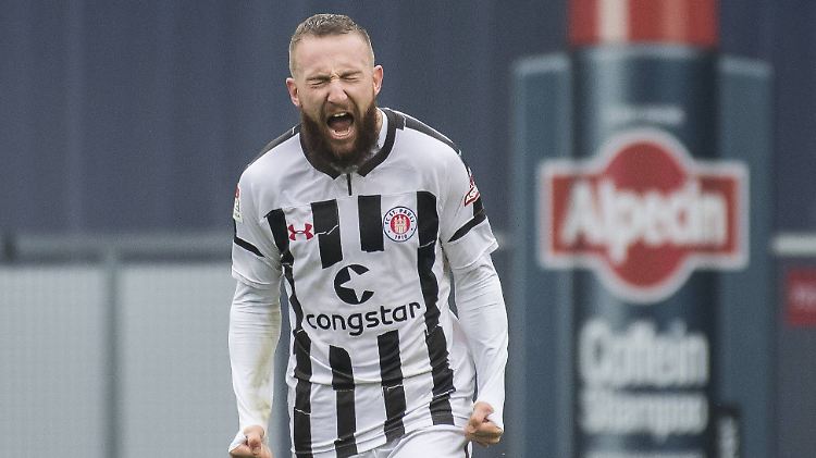 St. Paulis Marvin Knoll jubelt nach seinem Tor zum 1:1.