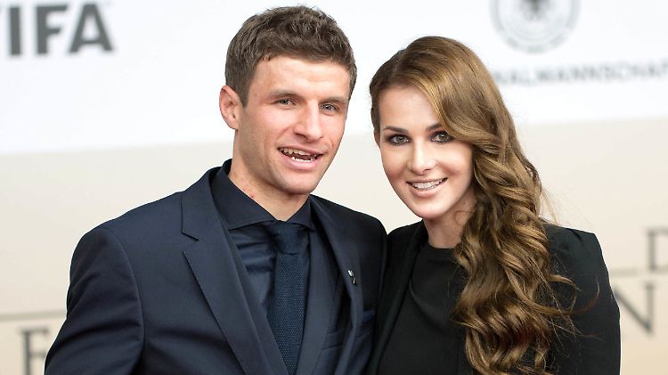 "Sie liebt mich halt", sagt Thomas Müller über seine Frau Lisa.
