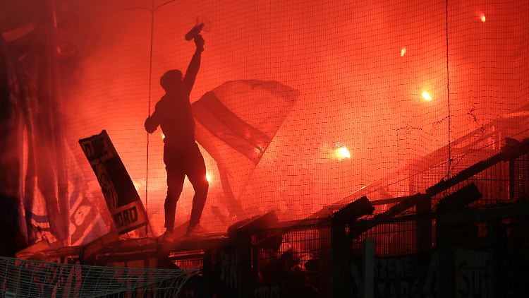 Das Strafmaß für das Abbrennen von Pyrotechnik könnte deutlich verschärft werden.