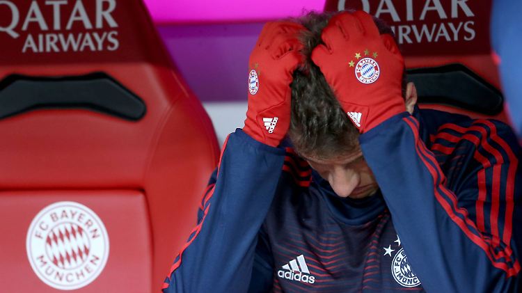 Symbolbild FC Bayern mit den Handschuhen von Thomas Müller. Schließlich spielen sie auch noch Fußball. Und das zurzeit gar nicht mal so gut.