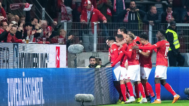 Jubeltraube um den Mainzer Torschützen Jean-Philippe Gbamin.