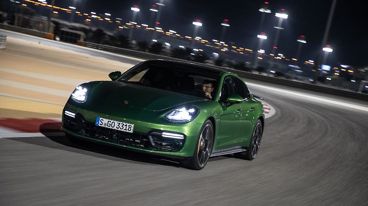 Nachts mit dem Porsche Panamera GTS auf der Formel-1-Rennstrecke in Bahrain.