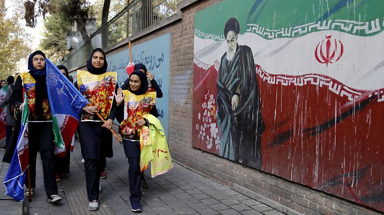 Familienausflug zur Anti-Amerika-Demo: Die Regierung in Teheran mobilisiert die Massen gegen die US-Sanktionen. 