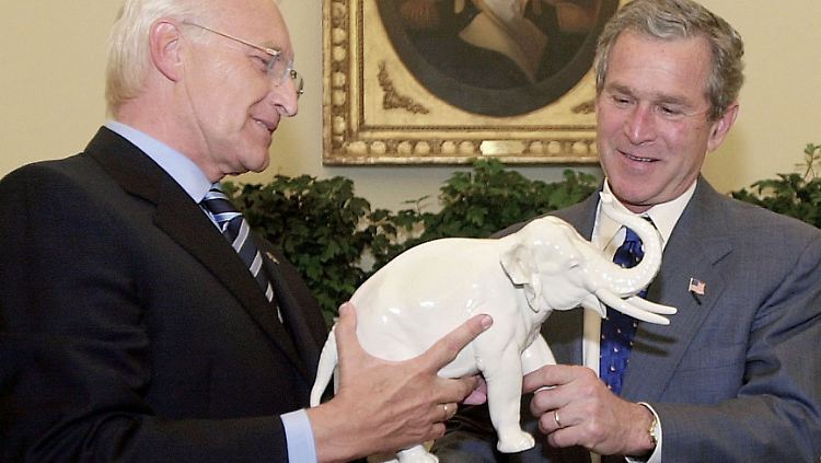 Vorreiter auf dem weißen Elefanten: Edmund Stoiber überreicht ein Gastgeschenk an den damaligen US-Präsidenten George W. Bush.