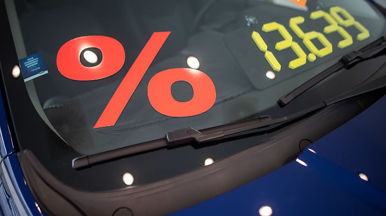 Kunden sollten mit dem Autokauf noch warten, empfiehlt Dudenhöffer.