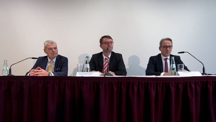 Die Inneminister aus Sachsen, Sachsen-Anhalt und Thüringen wollen Rechtsextreme vom Verfassungsschutz beobachten lassen.