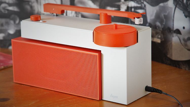 Erinnert an eine Nähmaschine, ist aber ein talentierter Plattenspieler: der Hym Duo.