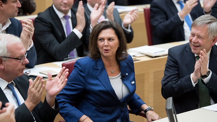 Ilse Aigner freut sich, dass sie als Landtagspräsidentin gewählt wurde.