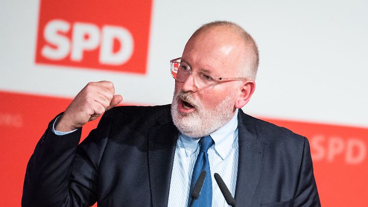 Frans Timmermans spricht sieben Sprachen, darunter deutsch.
