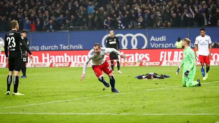 Hamburgs Pierre-Michel Lasogga (l) feiert seinen Treffer gegen Kölns Torwart Timo Horn (M).