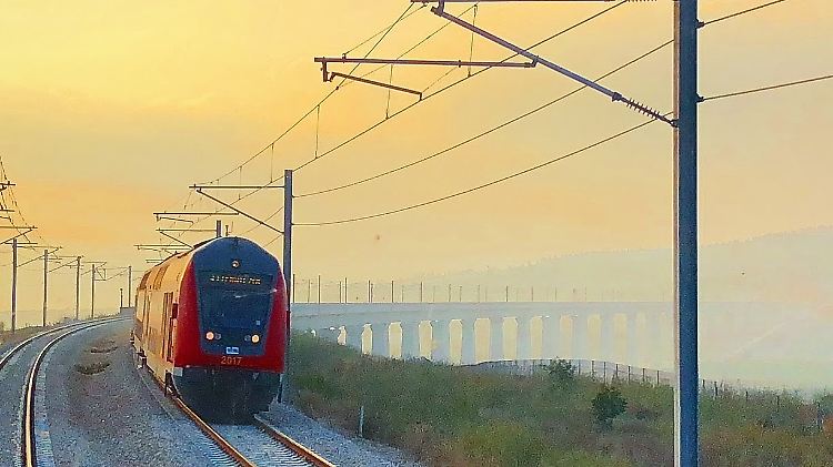Auf der neuen Schnellstrecke fahren erstmals elektrische Züge in Israel.