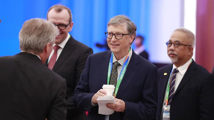 Dieser Becher ist harmlos: Gates am Montag in Shanghai.