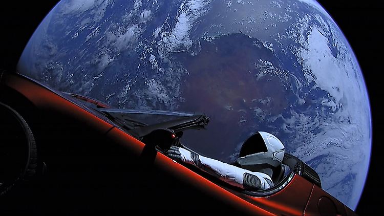 Tesla im All: Auf den Fahrersitz wurde eine menschengroße Puppe montiert - "Starman", benannt nach David Bowies Song.