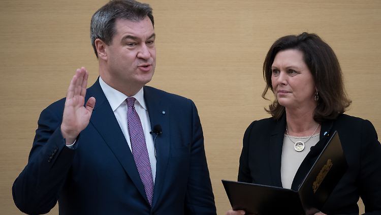 Unter den Augen von Landtagspräsidentin Ilse Aigner legt Markus Söder nach der Wahl zum Ministerpräsidenten seinen Amtseid ab.