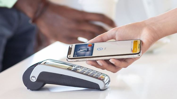 Bezahlen durch Handyauflegen geht in Deutschland bald auch mit Apple Pay.