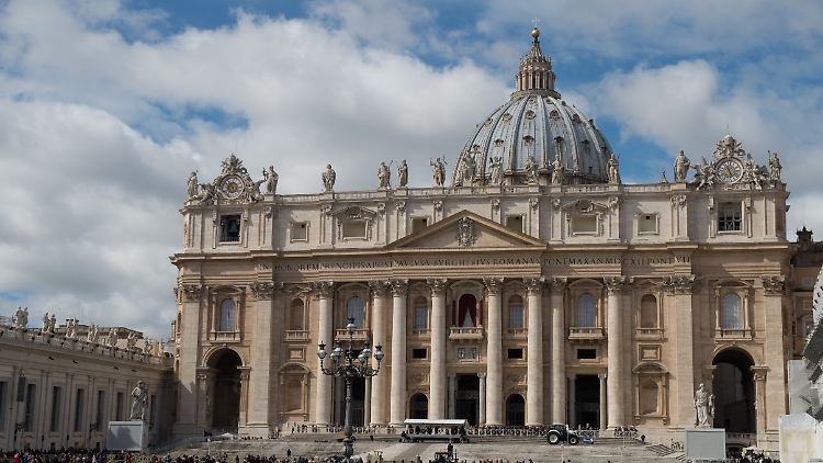 Berichte über eine Finanzkrise des Vatikan weisen die Kirchenvertreter zurück.