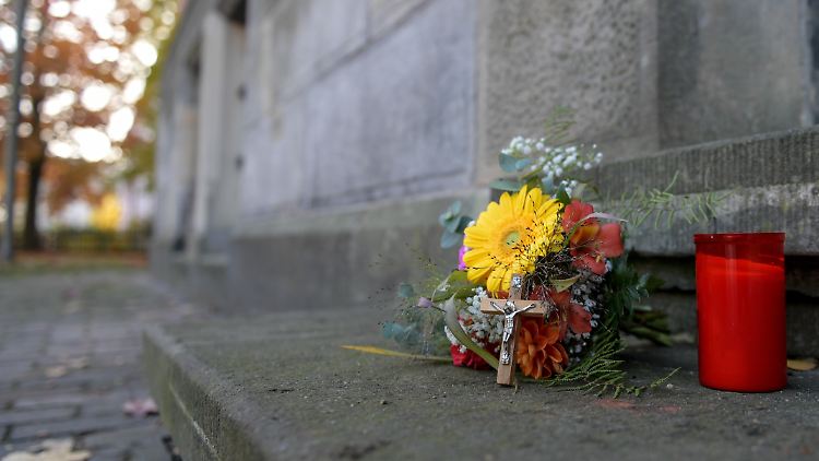 Verwandte des toten Jungen haben Blumen vor das Hamburger Gericht gelegt.