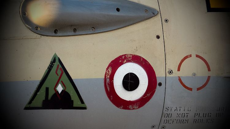 Außenhaut einer der israelischen Jets, die den Reaktor im Irak angegriffen haben. Das linke Symbol steht für die "Operation Opera".