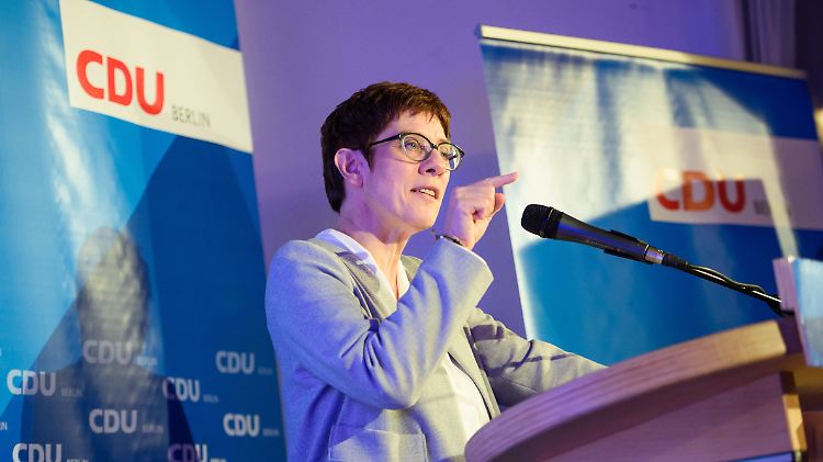 Beim Kreisparteitag der CDU Berlin-Reinickendorf erklärt CDU-Generalsekretärin Annegret Kramp-Karrenbauer schon mal, warum sie eine gute CDU-Vorsitzende abgeben würde.